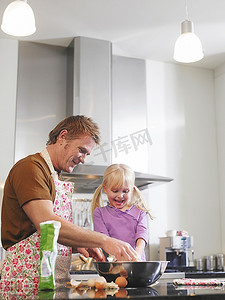 厨房场景摄影照片_父亲和女儿在厨房做饭