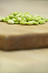 木板上的新鲜蚕豆，特写