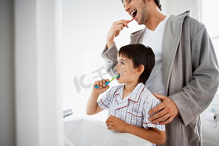父子俩一起刷牙