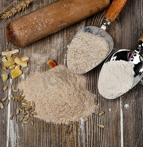 黑全麦粉摄影照片_烘焙材料：全麦粉、黑麦粉、白面粉和干果