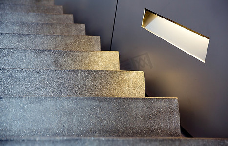 极简主义风格的楼梯，带照明