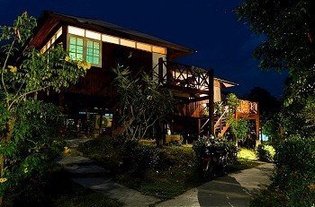 houses on stilts at night，Phi Phi，泰国