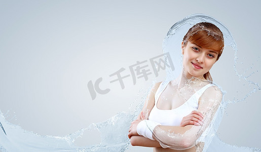 一位年轻女子拿着一瓶纯净水做运动的肖像