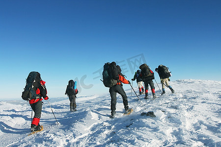 徒步旅行摄影照片_在冬天的山上徒步旅行