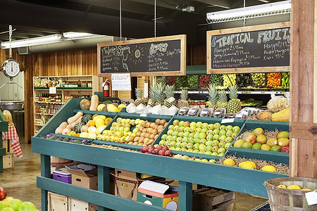摊位摄影照片_超市里的黑板上有文字的新鲜水果摊位