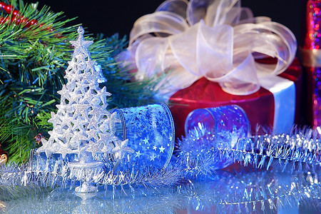 漂亮的装饰圣诞树在可爱的背景上