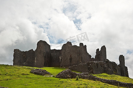中世纪城堡废墟在忧郁的天空背景下的美丽形象