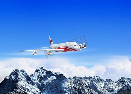 白色客机飞行在蓝天上面的山与雪顶