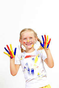 小孩子画画摄影照片_小孩子的手被涂上了五颜六色的油漆，准备留下手印
