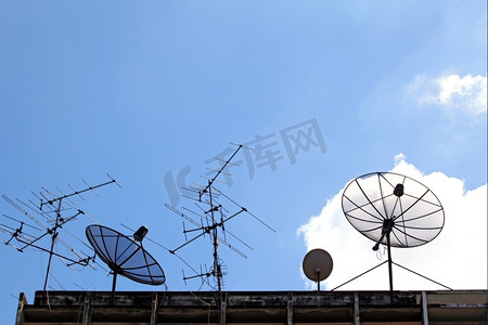 建筑物顶部的卫星天线和无线电天线
