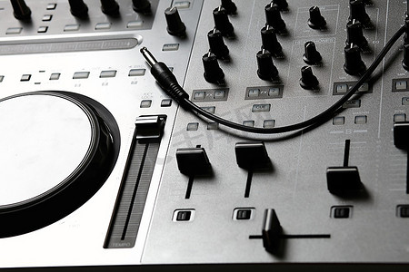 用于控制声音和播放音乐的DJ混音器设备