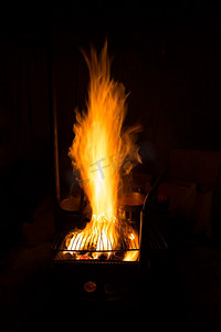 野营摄影照片_夜间野营中的壁炉