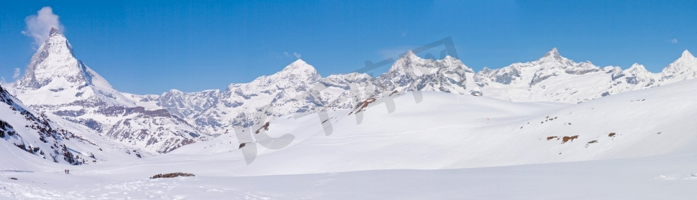 山云层摄影照片_瑞士马特宏峰阿尔卑斯山地区蓝天雪山全景