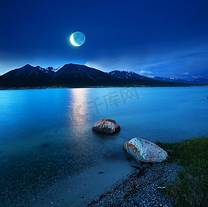 晚上月亮摄影照片_月光下的湖
