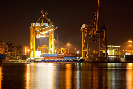 出口全球摄影照片_装载起重机的集装箱船黄昏在船厂卸货，用于物流进出口背景