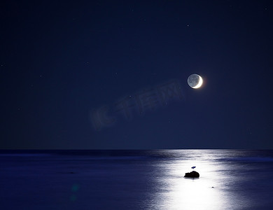 灯下摄影照片_月光下的大海