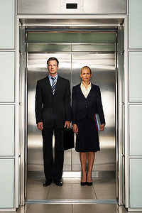自信逐梦向新而行摄影照片_商务人士在电梯里并肩而行