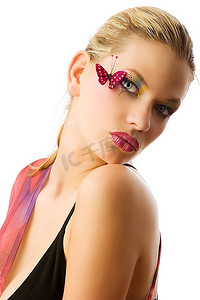 穿着时髦服装的美女，脸上画着创意的蝴蝶