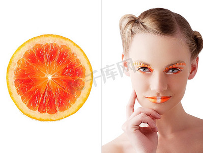 她的身体变成了四分之三,看着镜头,脸上带着迷人的表情