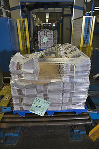工厂里的一堆报纸