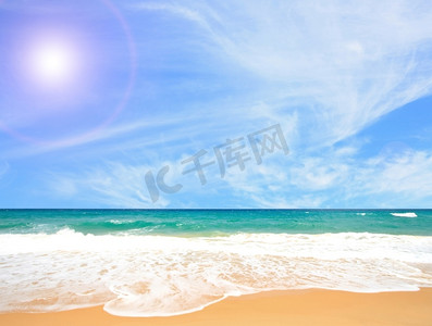 森林全景摄影照片_泰国普吉岛阳光明媚的白沙海滩