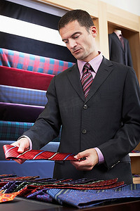 商家在服装店挑选领带