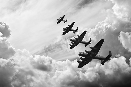 黑白摄影照片_第二次世界大战不列颠战役中兰开斯特轰炸机的黑白复古形象