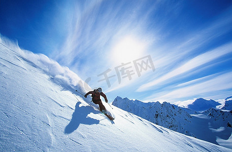 滑雪摄影照片_在山坡上滑雪的人