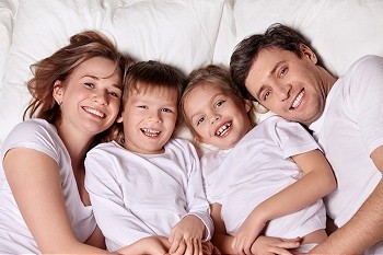 微笑的一家人躺在床上