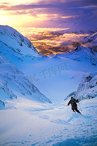 饱满的摄影照片_山坡上的滑雪者