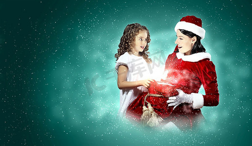 圣诞节illustration小女孩与圣诞礼物和圣诞老人