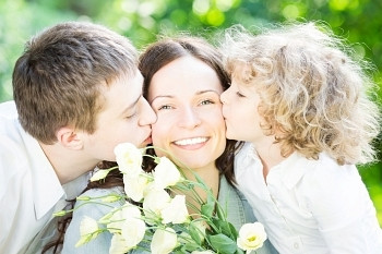 快乐的一家人在大自然绿色的背景下，在春天的公园里玩得很开心。母亲节概念