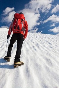 一名男性登山者在冰川上向上行走。勃朗峰，法国。