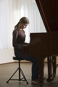 女孩(13-15岁)弹钢琴