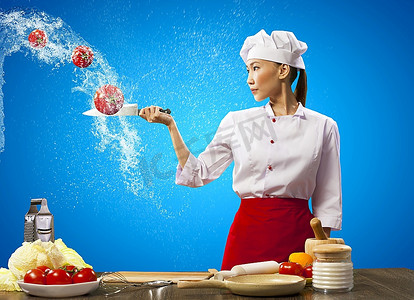 亚洲女厨师在空中用刀切水果和蔬菜