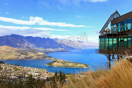 新西兰南岛皇后镇的城市景观，从顶部看有瓦卡蒂普湖
