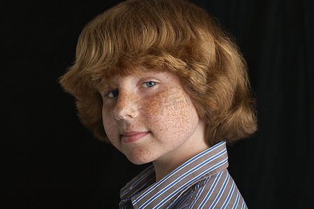 10岁摄影照片_男孩(10-12岁)黑色背景肖像特写