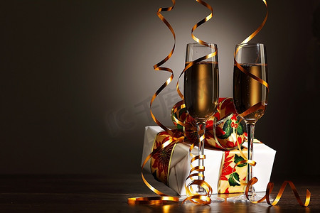 庆典动图摄影照片_新年派对上的香槟杯