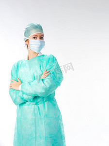 身穿绿色手术服的护士