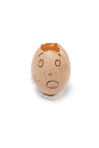白色背景上画着脸的碎鸡蛋
