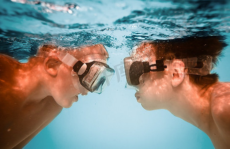 青少年背景摄影照片_两名戴着口罩的青少年在水中