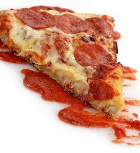 一片意大利辣味香肠披萨，特写