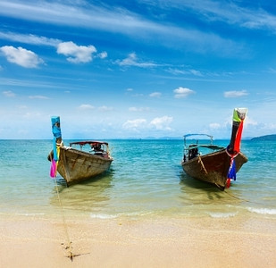 热带海滩上的长尾船(铁道海滩)，甲米，泰国