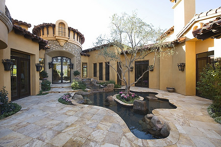 铺砌庭院花园与游泳池棕榈泉