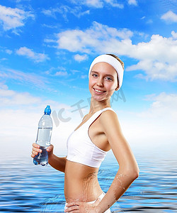 年轻漂亮的运动服，手里拿着一瓶纯净水