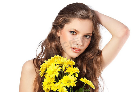 一位年轻清新的女子拿着一束黄花的美丽时尚写真