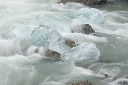 关水关电关灯摄影照片_水在流动，挪威有冰块