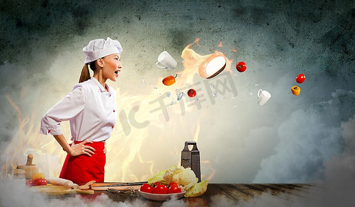 愤怒的亚洲女性厨师与flyung蔬菜反对与闪耀效果的颜色背景