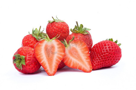 新鲜成熟切片草莓孤立在白色背景