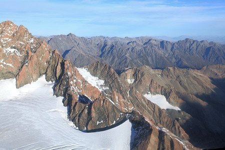 从新西兰库克山顶拍摄的南阿尔卑斯山景观，从10000英尺高空的直升机上拍摄。